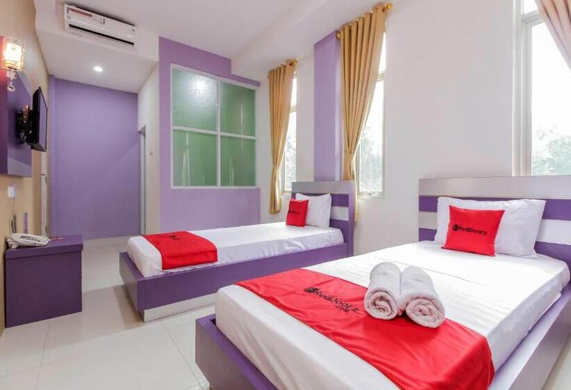 Номер Deluxe, Reddoorz Plus Near Stasiun Bekasi