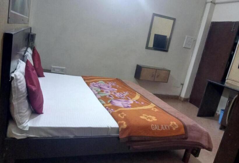 اتاق لوکس, Yash Guest House 01 Minute Walk In Nizamuddin Railway Station