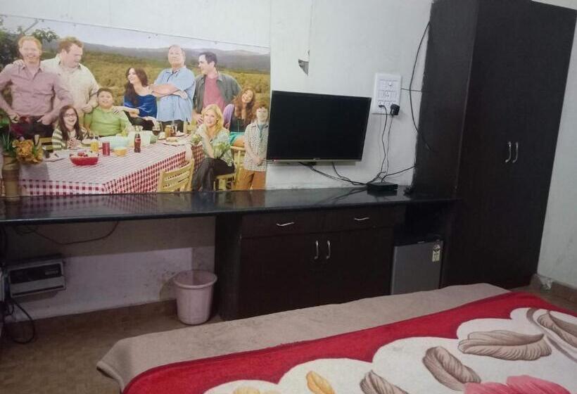 اتاق لوکس, Yash Guest House 01 Minute Walk In Nizamuddin Railway Station