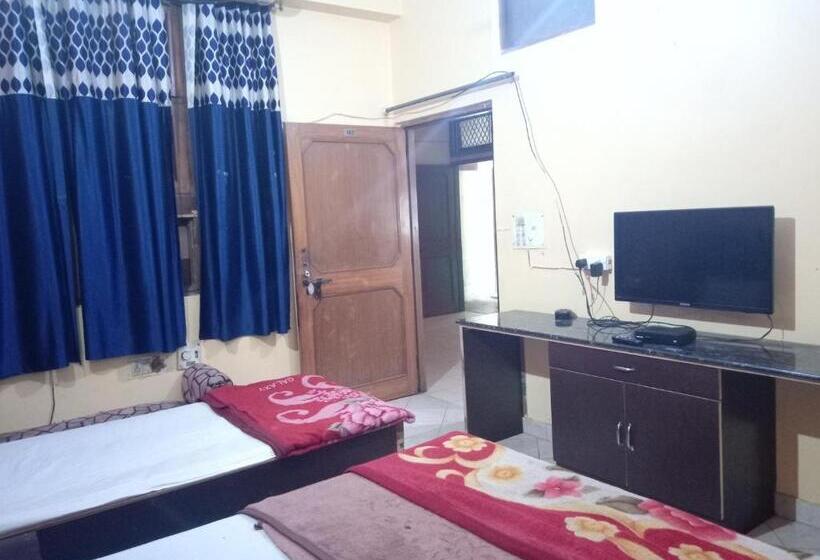 اتاق لوکس سه تخته, Yash Guest House 01 Minute Walk In Nizamuddin Railway Station