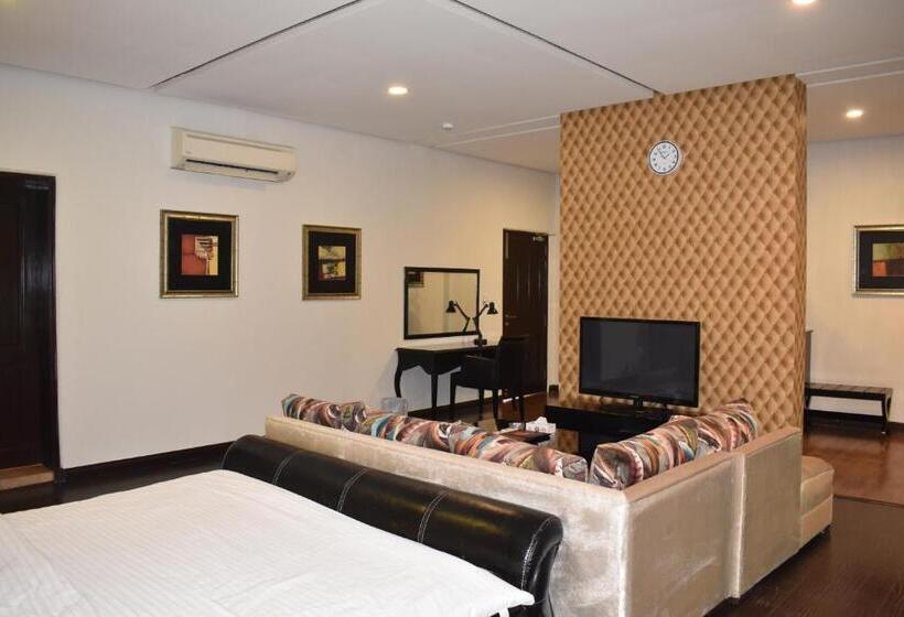 استودیوی لوکس, Safari Club 1