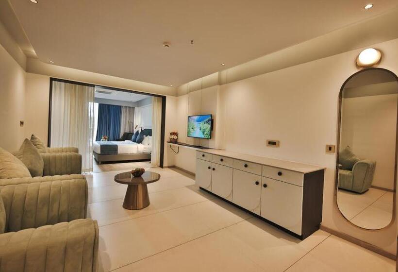 Junior Suite, Pushpak Grande