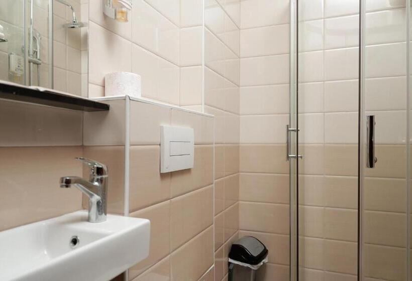 Habitación Triple Estándar con Balcón, Denis