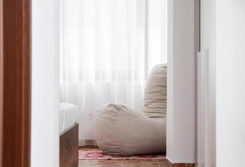 Habitación Triple Estándar con Balcón, Denis