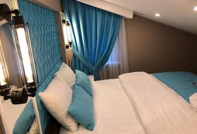 Family Suite, Hayat Rose