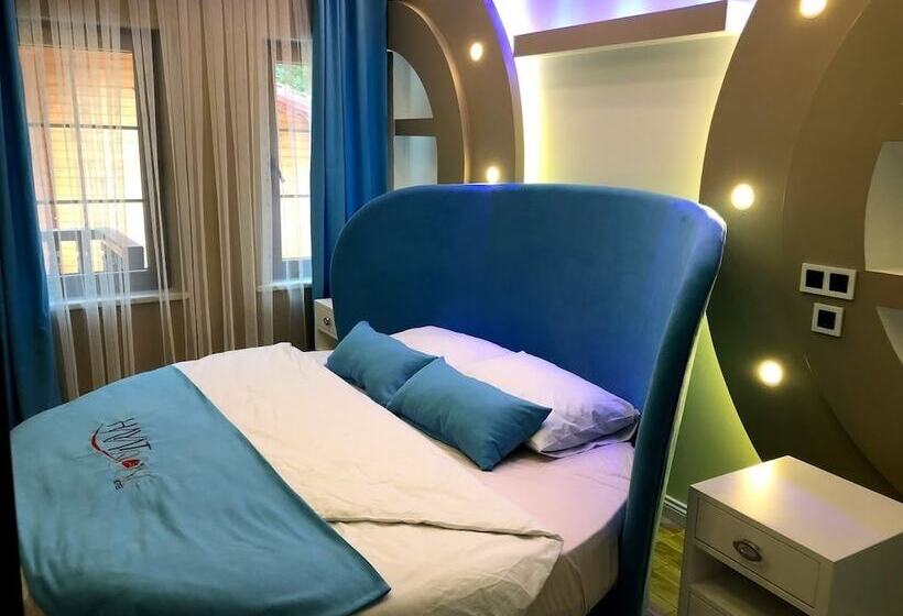 Quarto Deluxe, Hayat Rose