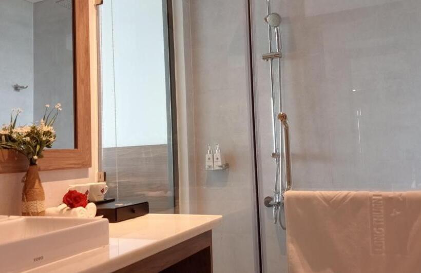 اتاق لوکس با چشم‌انداز دریا, Long Thuan Hotel & Resort