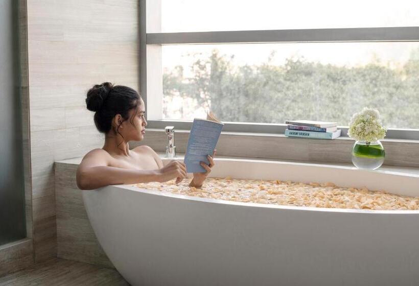 Люкс, Four Seasons Hotel Bengaluru At Embassy One