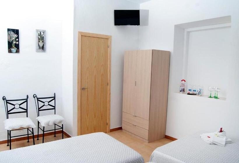 اتاق استاندارد سه تخته با بالکن, Hostal Batato