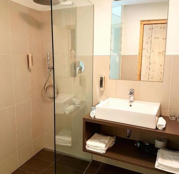 Номер Deluxe, Ladurner