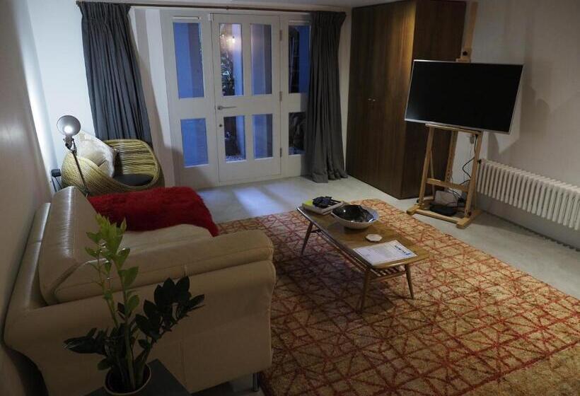 Апартаменты 1 Спальня, Montys Accommodation