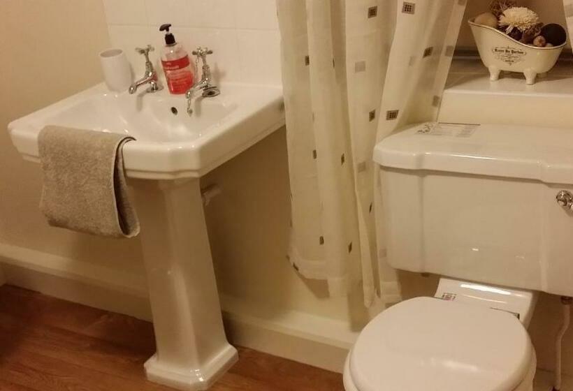 اتاق استاندارد, Roosecote Guest House