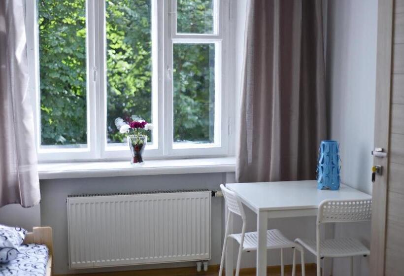 اتاق استاندارد سه تخته با سرویس بهداشتی مشترک, Laisves Avenue Hostel Easy Kaunas