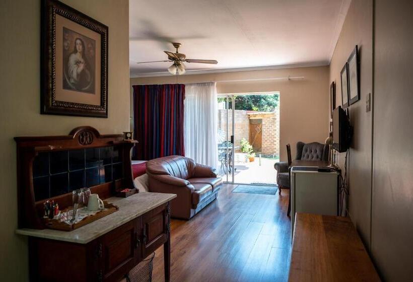 Номер Deluxe Вид на Бассейн, Asante Guest House