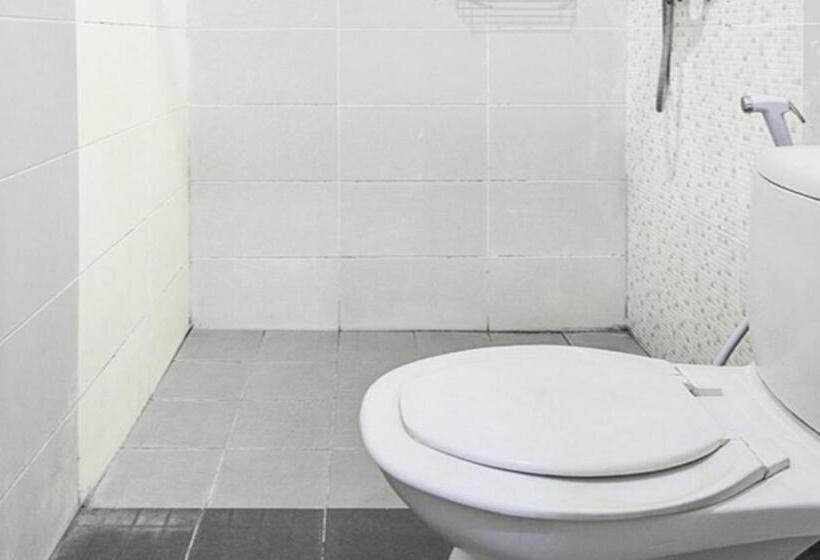 Номер Deluxe, Reddoorz At Siwalankerto Surabaya