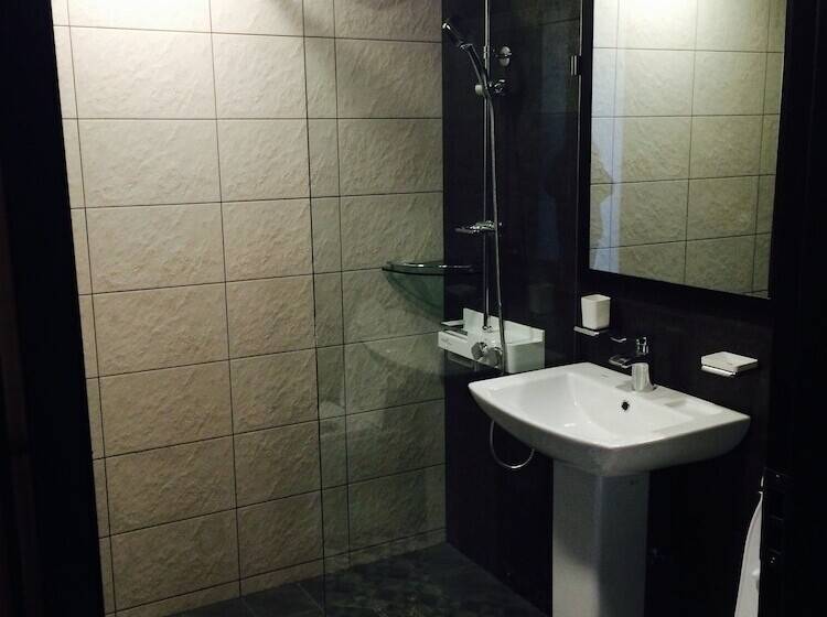 Quarto Triplo Estandar, White Windmill Guesthouse