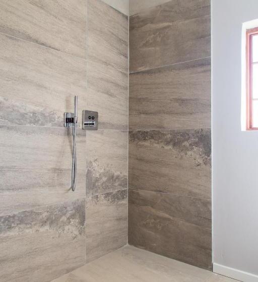 استودیوی لوکس, Lauradale Accommodation
