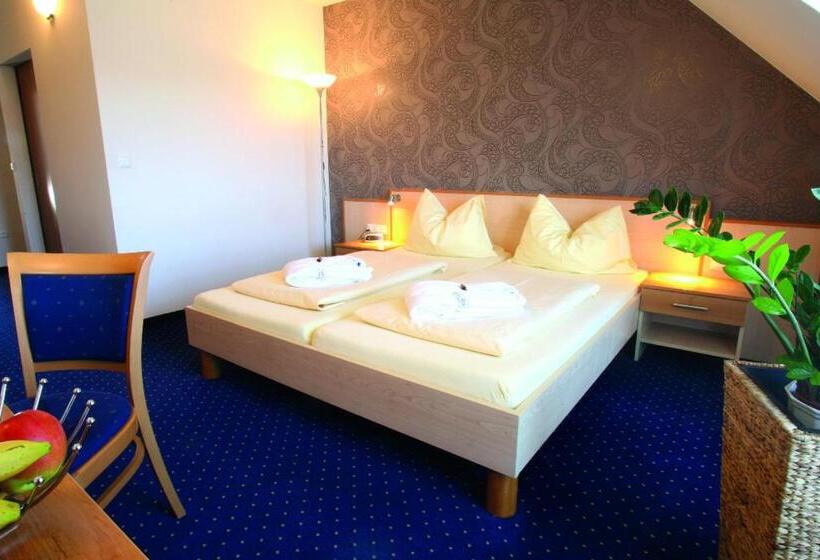 Номер Стандарт с Балконом, Kunstcafe Rooms
