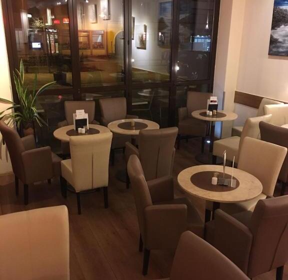 Номер Стандарт с Балконом, Kunstcafe Rooms