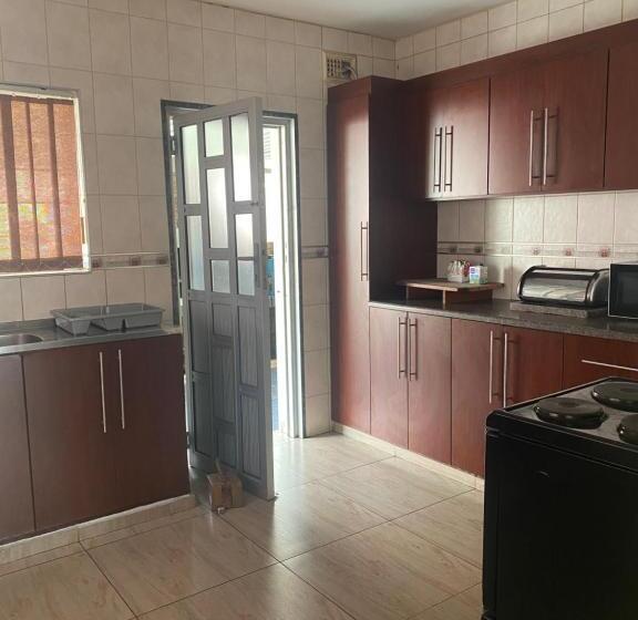 Семейный Номер, Acquila Guest House