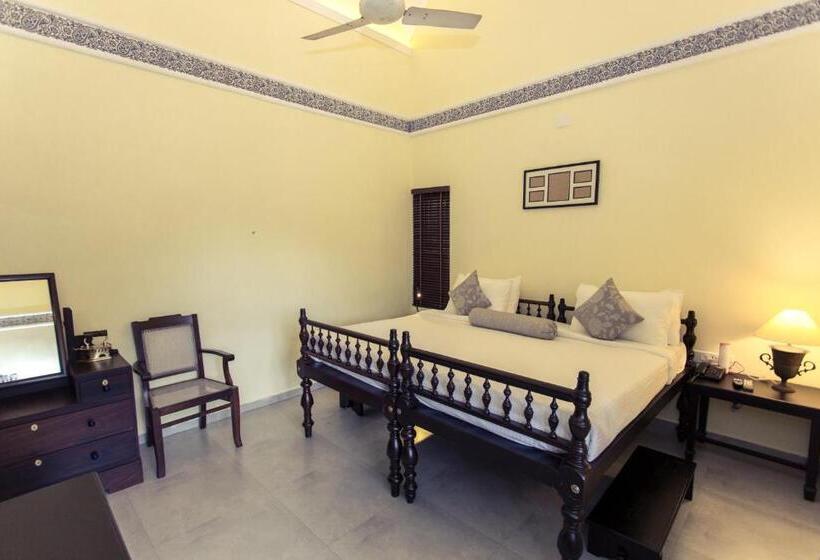 Deluxe Room King Size Bed, Crayons Guest House Munnar