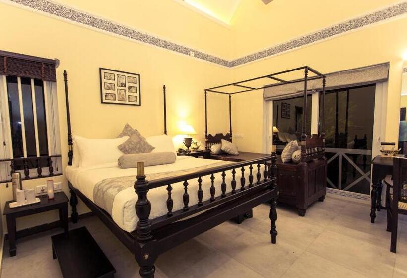 Deluxe Room King Size Bed, Crayons Guest House Munnar