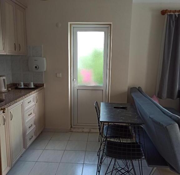 سوییت جونیور با چشم‌انداز استخر, Işıl Suit Apart Otel