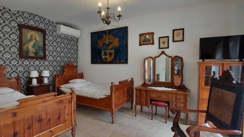 اتاق اکونومی, Villa Luca