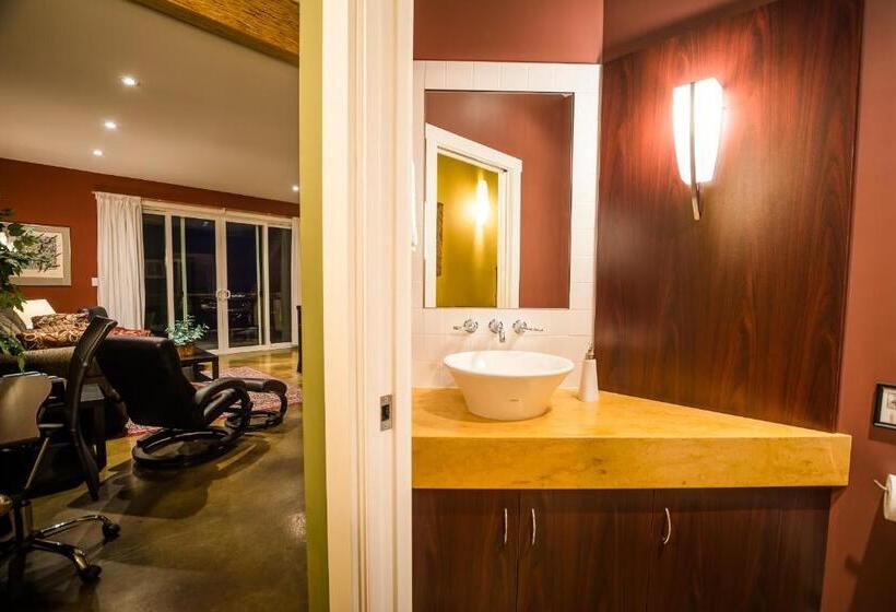 بانگلوی استاندارد 2 خوابه, Crooked Tree Guest Suites