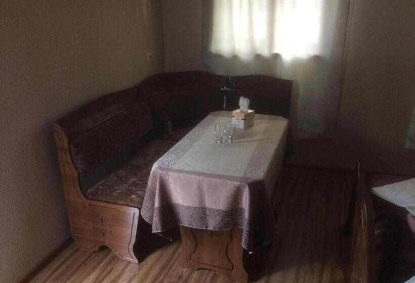 패밀리 룸, Gokor B&b