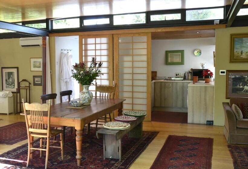 اتاق استاندارد با چشم‌انداز کوهستان, Glasshouse In The Winelands