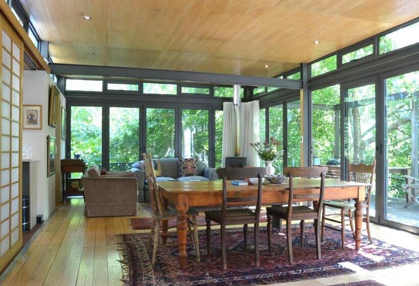 اتاق استاندارد با چشم‌انداز کوهستان, Glasshouse In The Winelands