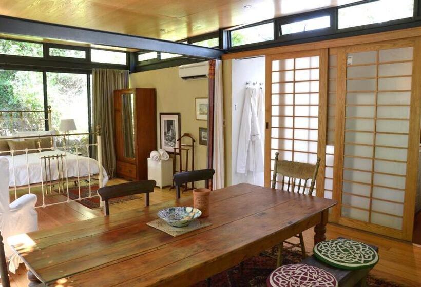 اتاق استاندارد با چشم‌انداز کوهستان, Glasshouse In The Winelands