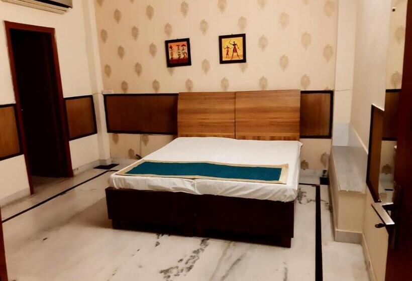 Superior Room King Size Bed, Bhambri Expo House