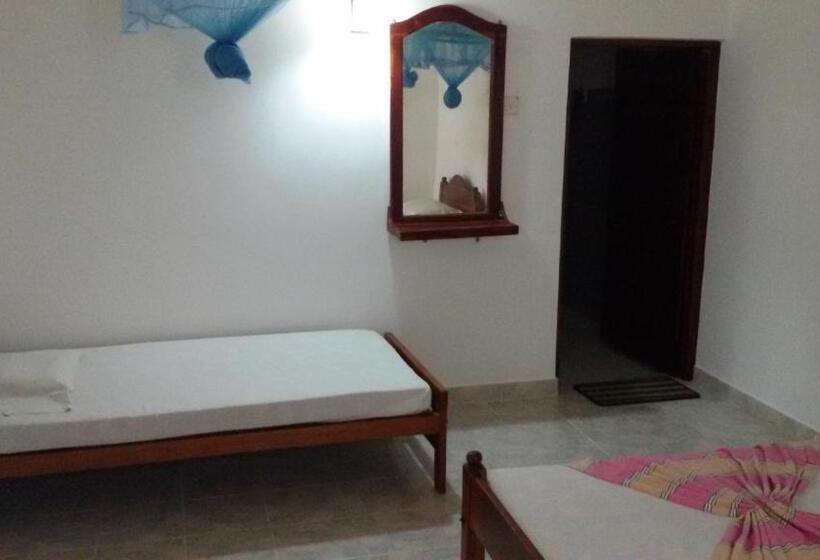 Номер Стандарт Трехместный, Devi Tourist Home