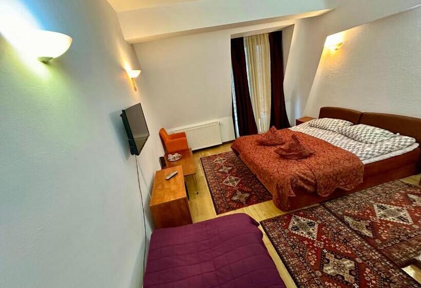 Quarto Triplo Estandar, Pensiunea Rasnoava