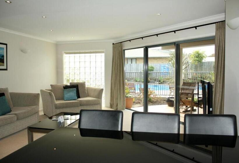 Апартаменты 1 Спальня Нижний Этаж, The Reef Beachfront Apartments