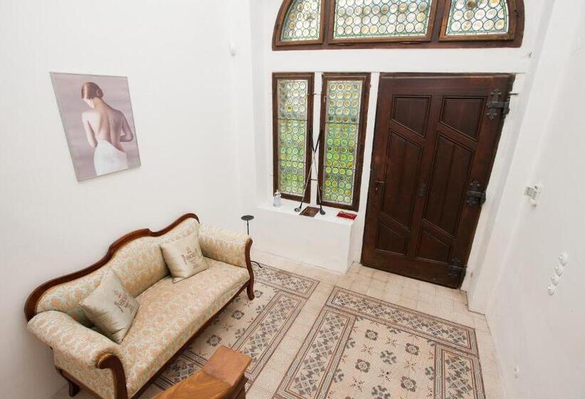 اتاق اجرایی با تخت بزرگ, Vila Walter & Son