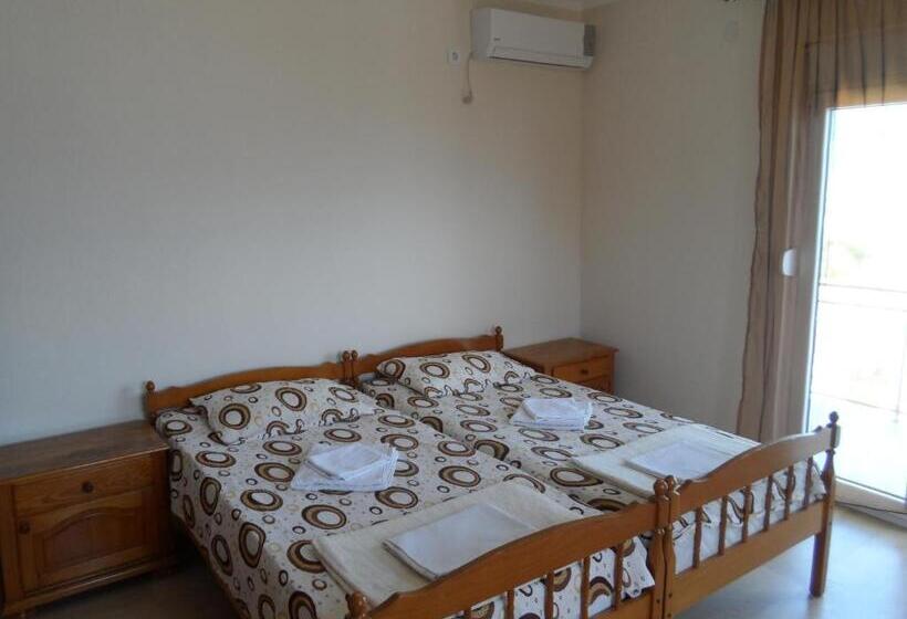 اتاق استاندارد چهارنفره با سرویس بهداشتی مشترک, Guest House Budva