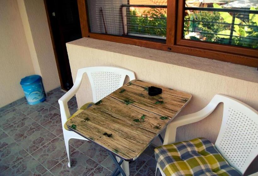 Quarto Estandar Vista Jardim, Kastela Guest House