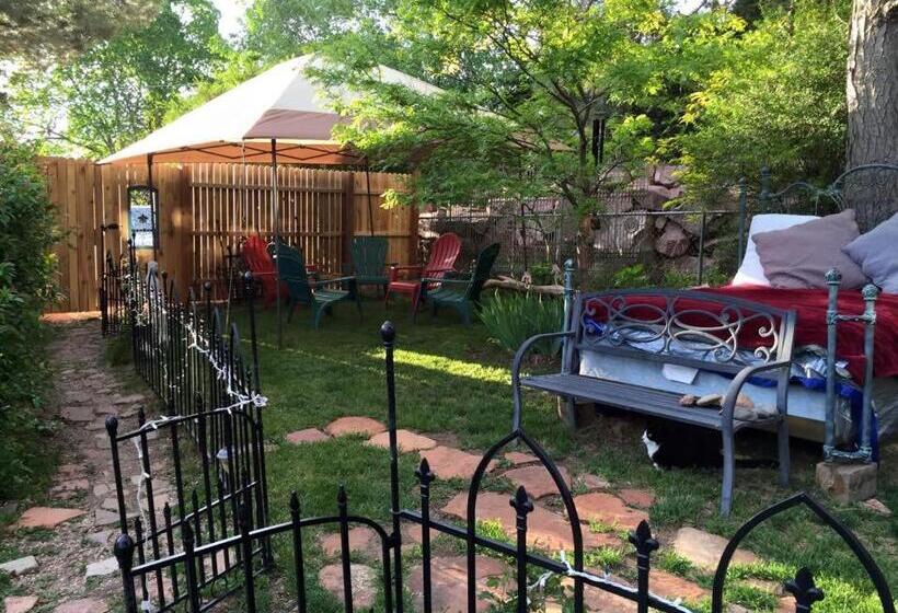 استودیوی لوکس, Mystic Portal 420 Guesthouse