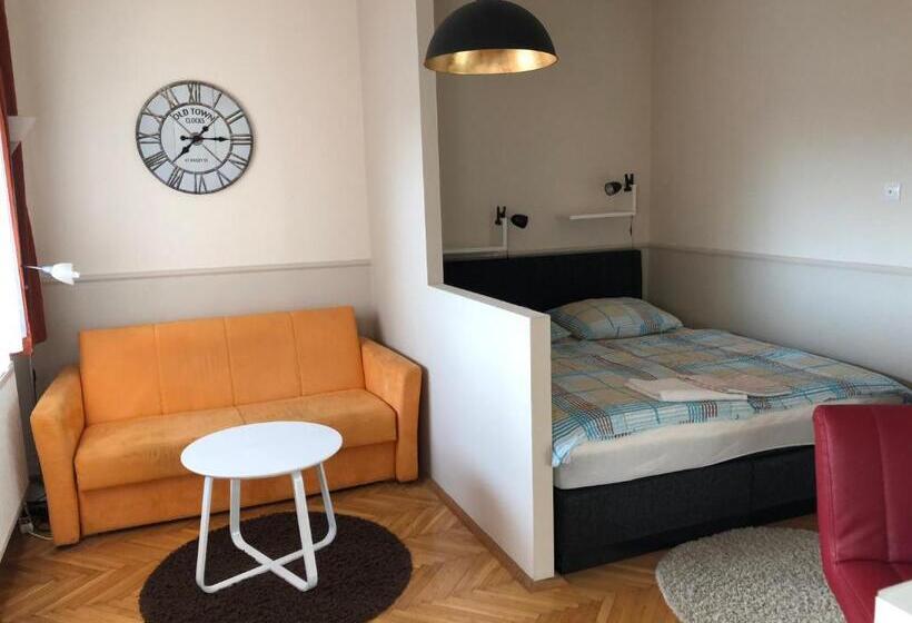 スタンダードスタジオ, Rt Home Vendégház