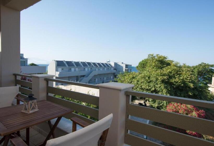 اتاق استاندارد چهارنفره با بالکن, Golden Coast Resort