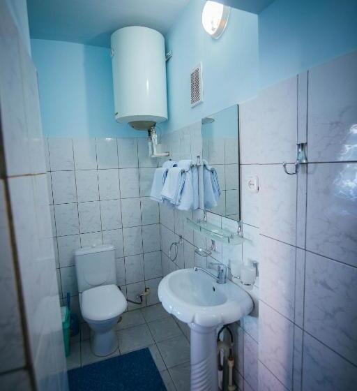 Четырехместный номер эконом класса с общей ванной комнатой, Bukhara House