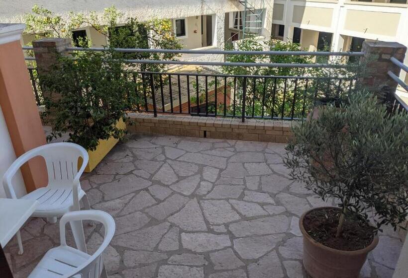 اتاق استاندارد با بالکن, Omirico