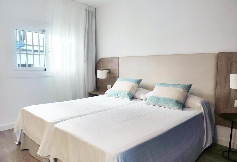 اتاق اکونومی, Flats Friends Mar Blau
