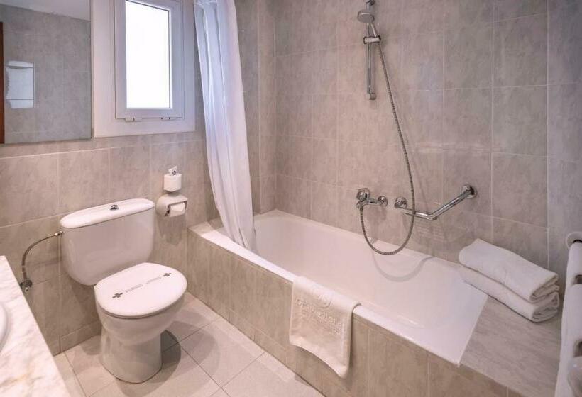 اتاق استاندارد سه نفره, Ciudad De Castelldefels