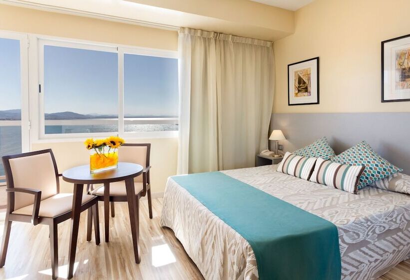 Superior Room, Izán Cavanna