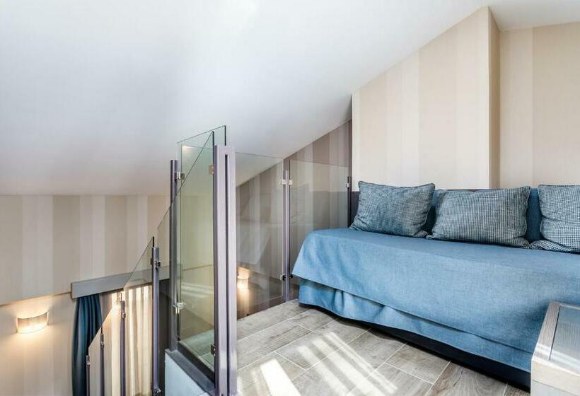 Standard Triple Room with Terrace, Reina Cristina