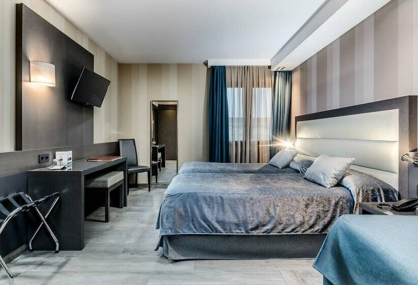 Standard Triple Room with Terrace, Reina Cristina